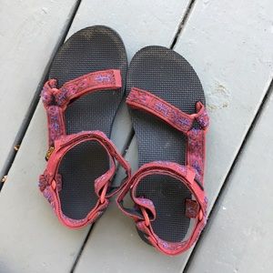 Teva original universal sandal size 8 red pink